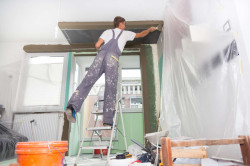 Artisan pour la pose d'un faux plafond  